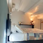 Mia *
